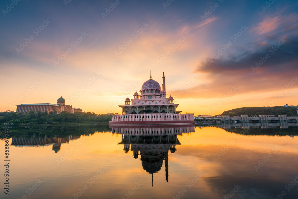 Obraz premium Dramatic and beautiful sunrise of floating Putra Mosque in Putrajaya, Malaysia