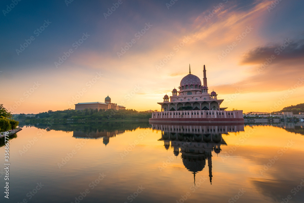 Obraz premium Dramatic and beautiful sunrise of floating Putra Mosque in Putrajaya, Malaysia