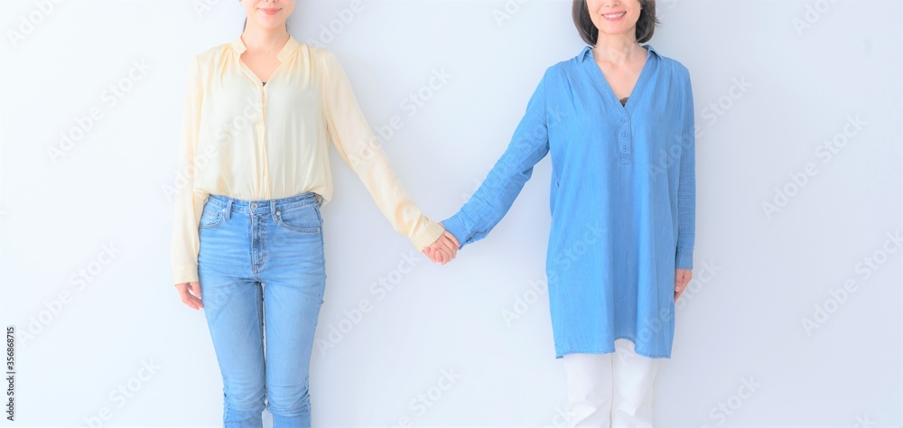 Fototapeta premium 手をつなぐ日本人親子 ポートレート