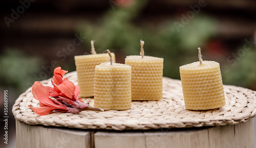 Fotografía Decorative candles made of beeswax. Group bee candles.