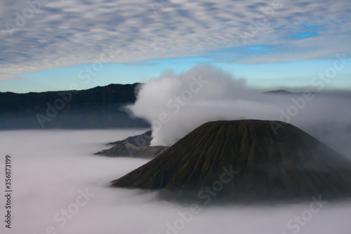 volkano Mount Bromo, Indonesia, in sunrise