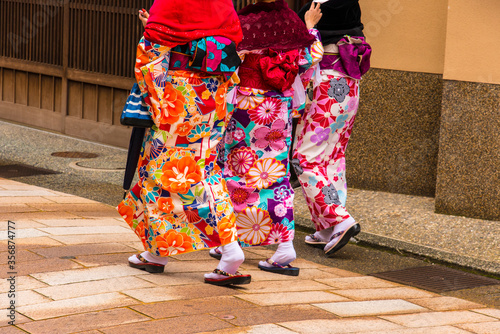 茶屋街を着物姿て歩く photo