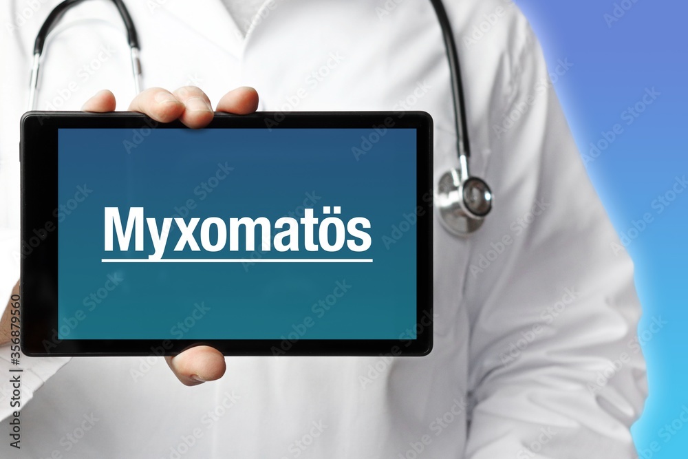 Myxomatös. Arzt mit Stethoskop hält Tablet-Computer in Hand. Text im Display. Blauer Hintergrund. Krankheit, Gesundheit, Medizin Myxomatös. Arzt mit Stethoskop hält Tablet-Computer in Hand. Text im Display. Blauer Hintergrund. Krankheit, Gesundheit, Medizin