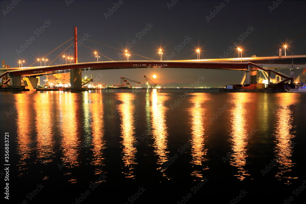 Fototapeta premium HAT神戸の夜景と満月、神戸市中央区なぎさ公園にて