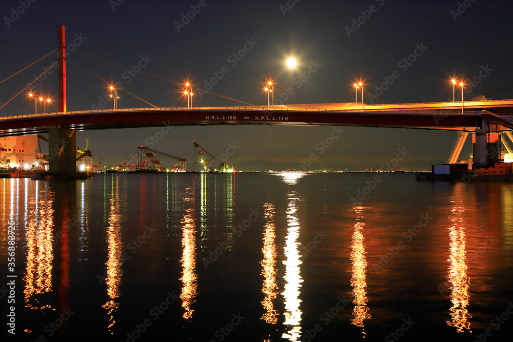 Fototapeta premium HAT神戸の夜景と満月、神戸市中央区なぎさ公園にて
