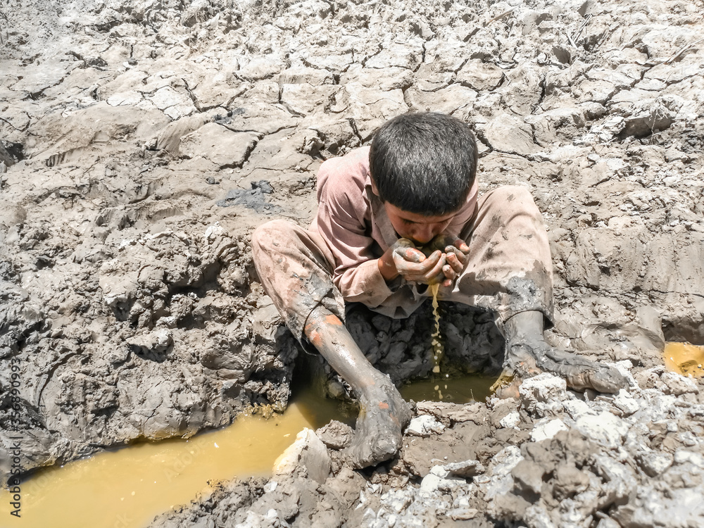 a weak child is drinking dirty water cause of water crisis  - obrazy, fototapety, plakaty 