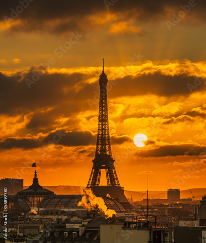 Vue Tour Eiffel avec Soleil à droite