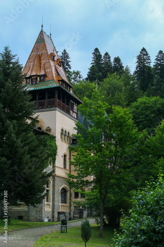 El Castillo de Pelisor es un castillo encantador, de pequeñas dimensiones, situado junto al famoso castillo de Peles. Construido entre 1899 y 1902 en Sinaia, Rumanía. photo