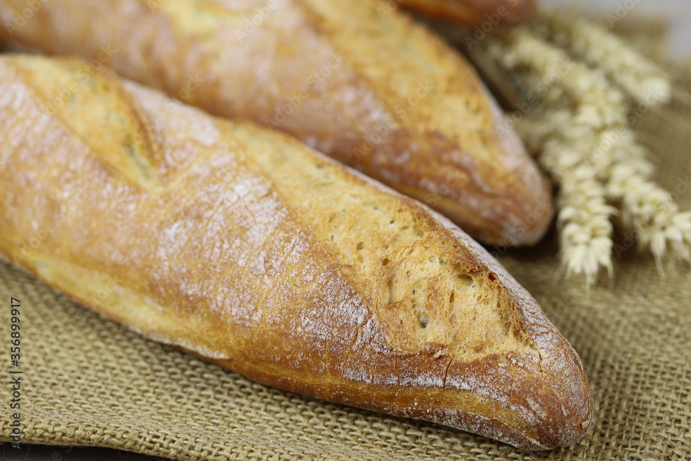 baguettes de pain française sur une table