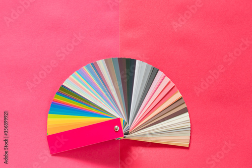 暖色系の色画用紙と丸型展開の配色カード