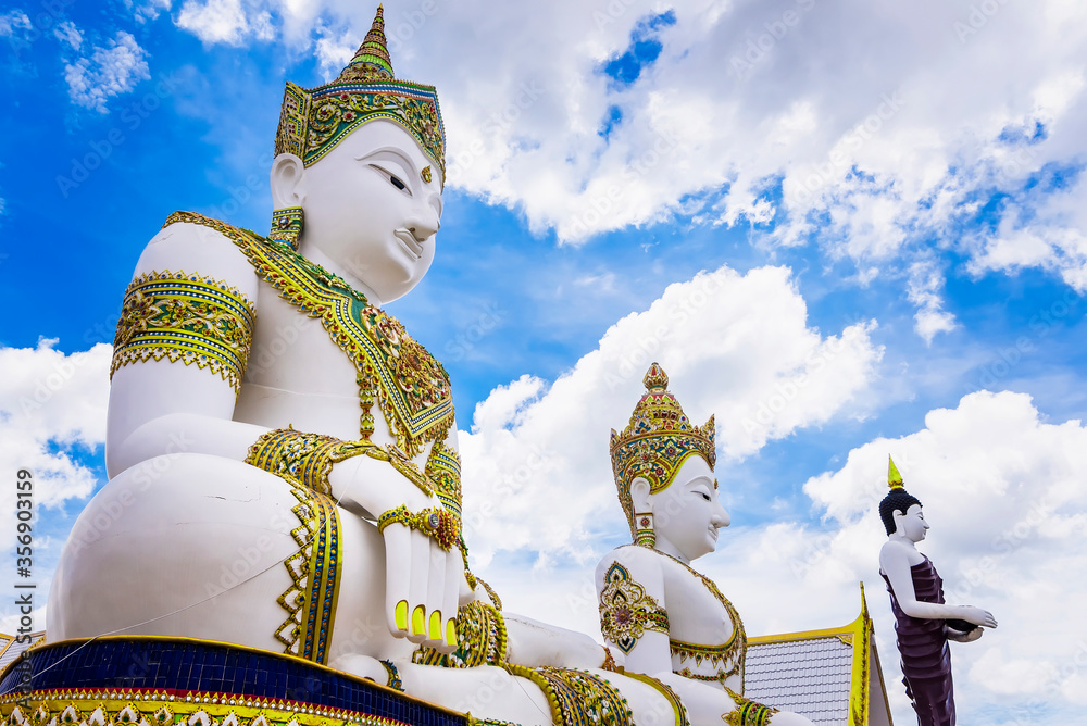 Obraz premium Nakhon Pathom, Thailand - June, 09, 2020 : Big Buddha statue of Chareon Rat Bamrung Temple (Nong Phong Nok Temple) the place of faith in Nakhon Pathom,Thailand
