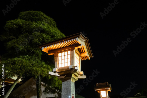 神社の灯篭　Japanese Shrine Lantern tourou © applebeat