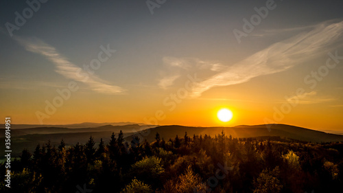 Zachód słońca w Górach Sowich z wielką sową w tle