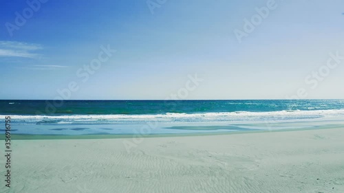 白い砂と青い海のドローン空撮 
海に向かって飛行
Aerial view of drone on the beach with white sand and blue sea.