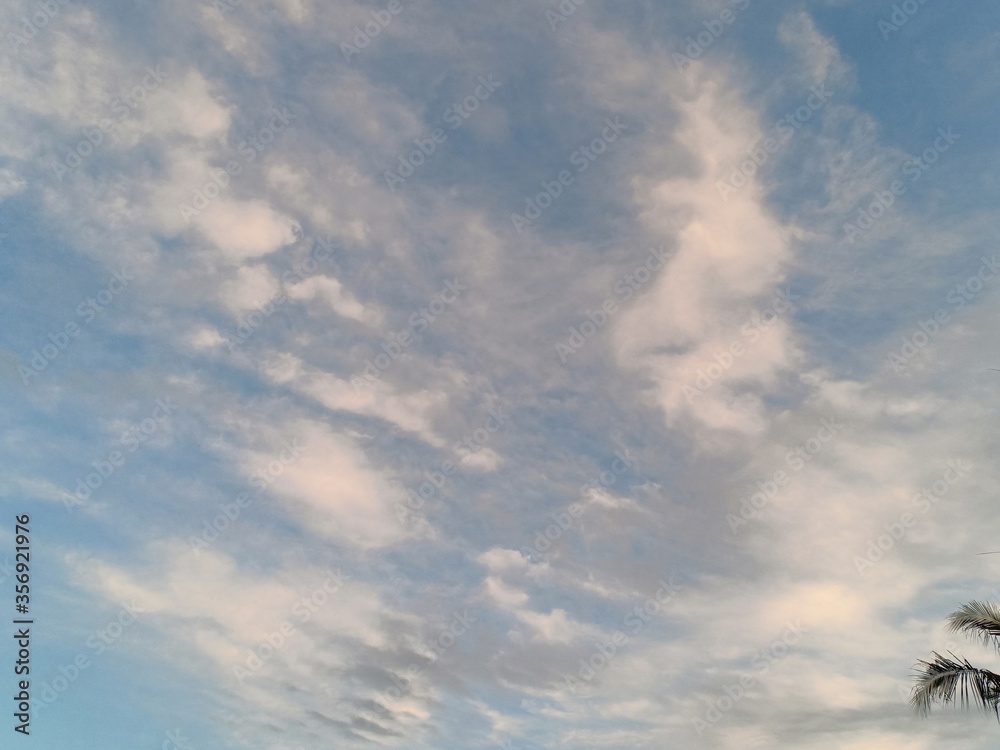 Obraz premium white and black clouds were seen late into the