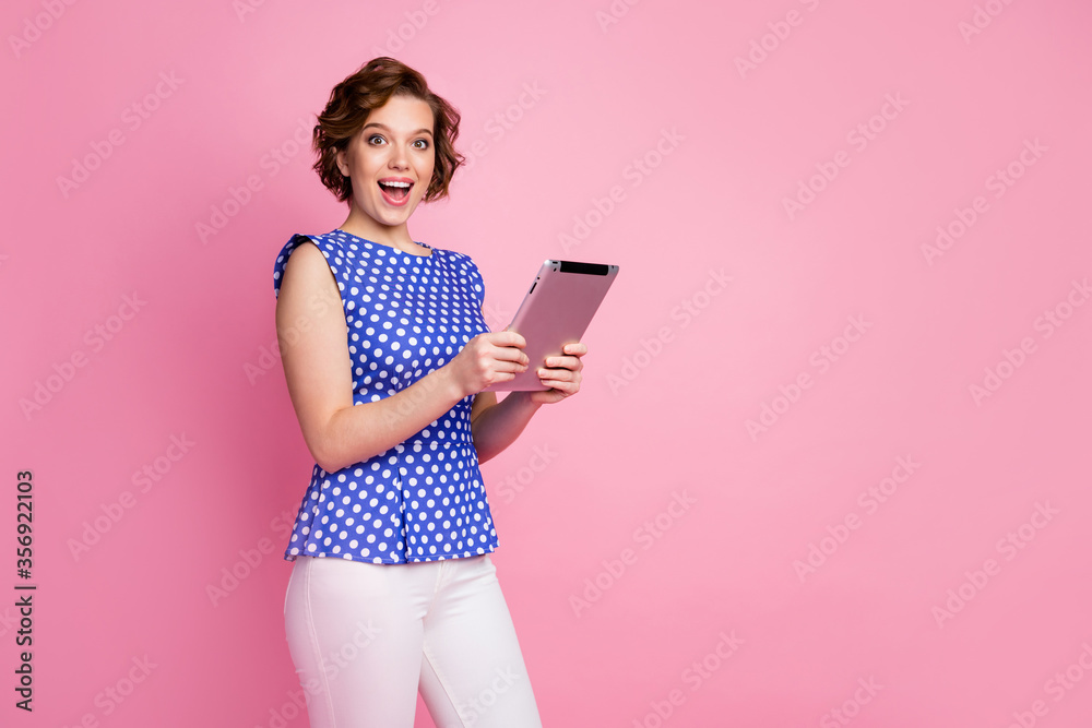 Portrait of her she nice-looking attractive lovely pretty charming glad amazed cheerful cheery wavy-haired girl using ebook enjoying having fun isolated on pink pastel color background Portrait of her she nice-looking attractive lovely pretty charming glad amazed cheerful cheery wavy-haired girl using ebook enjoying having fun isolated on pink pastel color background