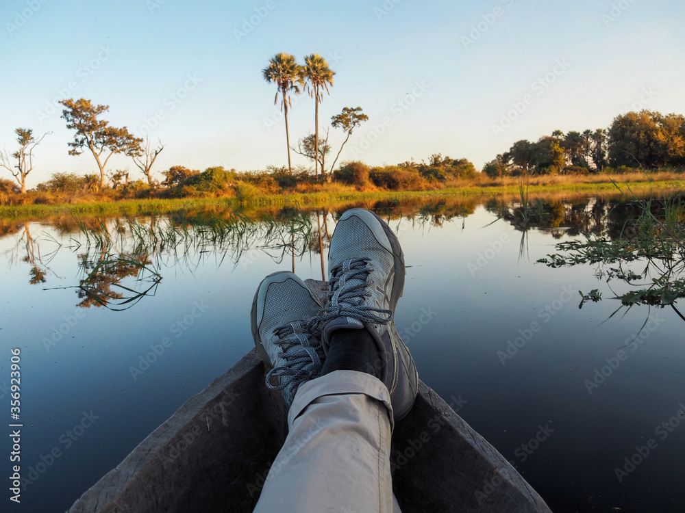 Obraz premium Okavango Delta Tour mit dem Mokoro Holzboot