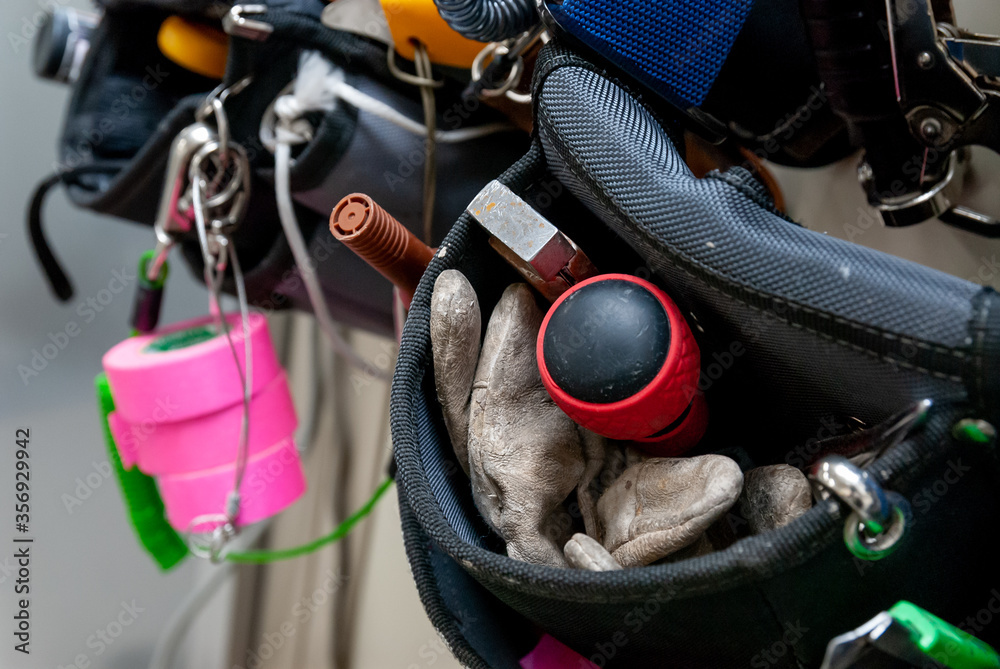 Obraz premium 高所作業の安全ベルトや作業用の道具