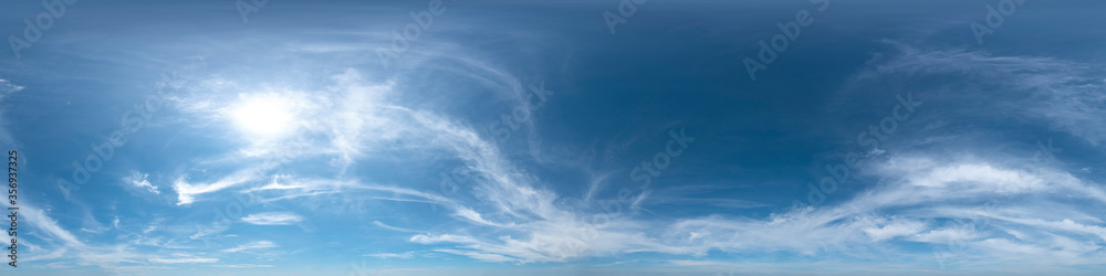 Nahtloses Panorama mit blau-weißem Himmel 360-Grad-Ansicht mit schöner Cirrus-Bewölkung zur Verwendung in 3D-Grafiken als Himmelskuppel oder zur Nachbearbeitung von Drohnenaufnahmen Nahtloses Panorama mit blau-weißem Himmel 360-Grad-Ansicht mit schöner Cirrus-Bewölkung zur Verwendung in 3D-Grafiken als Himmelskuppel oder zur Nachbearbeitung von Drohnenaufnahmen