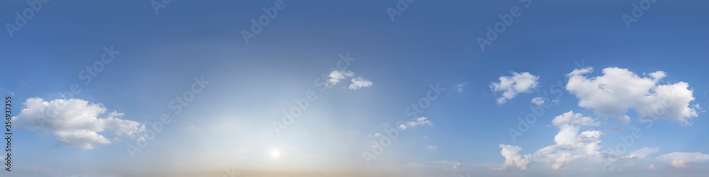 Nahtloses Panorama mit blau-weißem Himmel 360-Grad-Ansicht mit schönen Cumulus-Wolken zur Verwendung in 3D-Grafiken als Himmelskuppel oder zur Nachbearbeitung von Drohnenaufnahmen Nahtloses Panorama mit blau-weißem Himmel 360-Grad-Ansicht mit schönen Cumulus-Wolken zur Verwendung in 3D-Grafiken als Himmelskuppel oder zur Nachbearbeitung von Drohnenaufnahmen