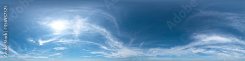 Nahtloses Panorama mit blau-wei  em Himmel 360-Grad-Ansicht mit sch  ner Cirrus-Bew  lkung zur Verwendung in 3D-Grafiken als Himmelskuppel oder zur Nachbearbeitung von Drohnenaufnahmen