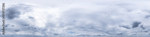 Nahtloses Panorama mit wolkigem Himmel 360-Grad-Ansicht zur Verwendung in 3D-Grafiken als Himmelskuppel oder zur Nachbearbeitung von Drohnenaufnahmen