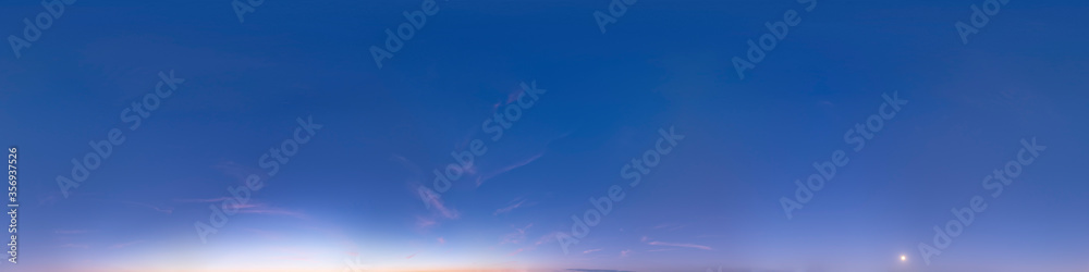 Nahtloses Panorama mit Sonnenuntergang - Himmel als 360-Grad-Ansicht zur Verwendung in 3D-Grafiken als Himmelskuppel oder zur Nachbearbeitung von Drohnenaufnahmen