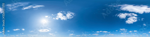 Nahtloses Panorama mit blau-wei  em Himmel 360-Grad-Ansicht mit sch  nen Cumulus-Wolken zur Verwendung in 3D-Grafiken als Himmelskuppel oder zur Nachbearbeitung von Drohnenaufnahmen