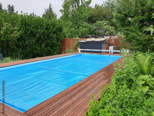 Poolabdeckung für den Winter zum Schutz