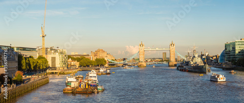 Fotografie Tower Bridge and HMS Belfast warship in London
