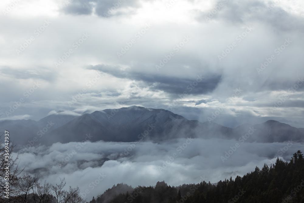 早春の山梨の山と雲海