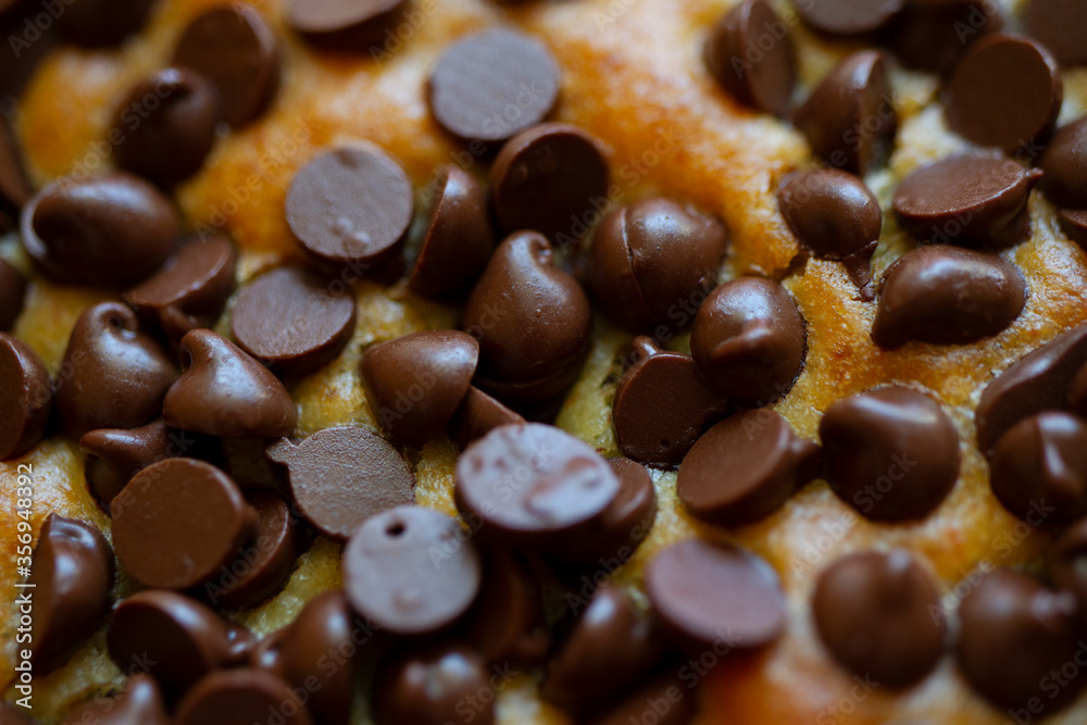 gocce di cioccolato macro su torta gocce di cioccolato macro su torta
