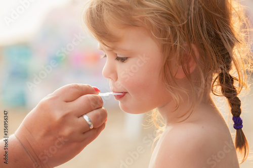 Obraz na płótnie little girl eating ice cream w salonie