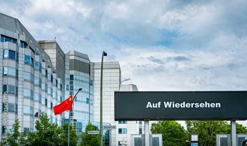 Auf Wiedersehen Schild mit der chinesischen Botschaft im Hintergrund