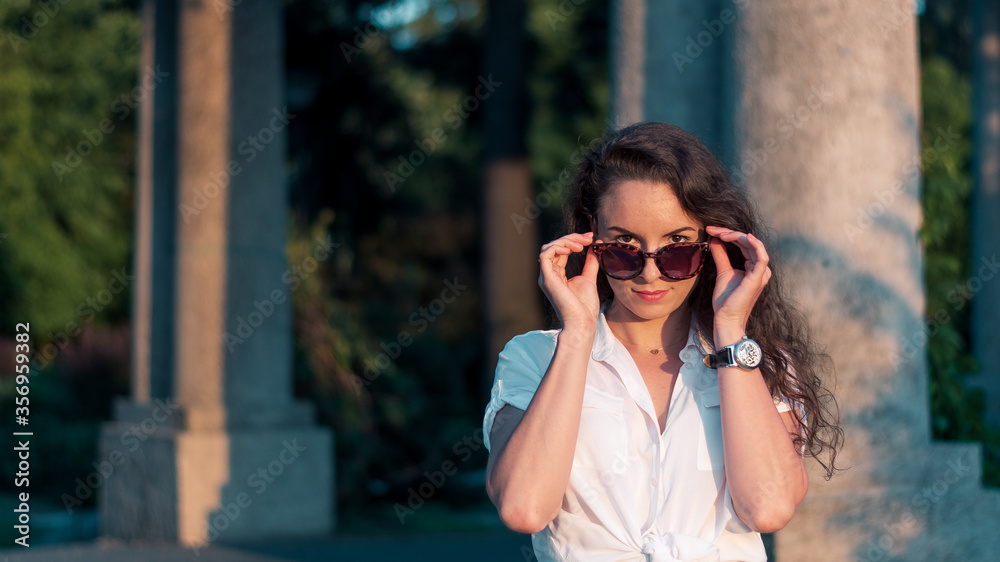 Zegarek automatyczny młoda kobieta okulary przeciwsłoneczne