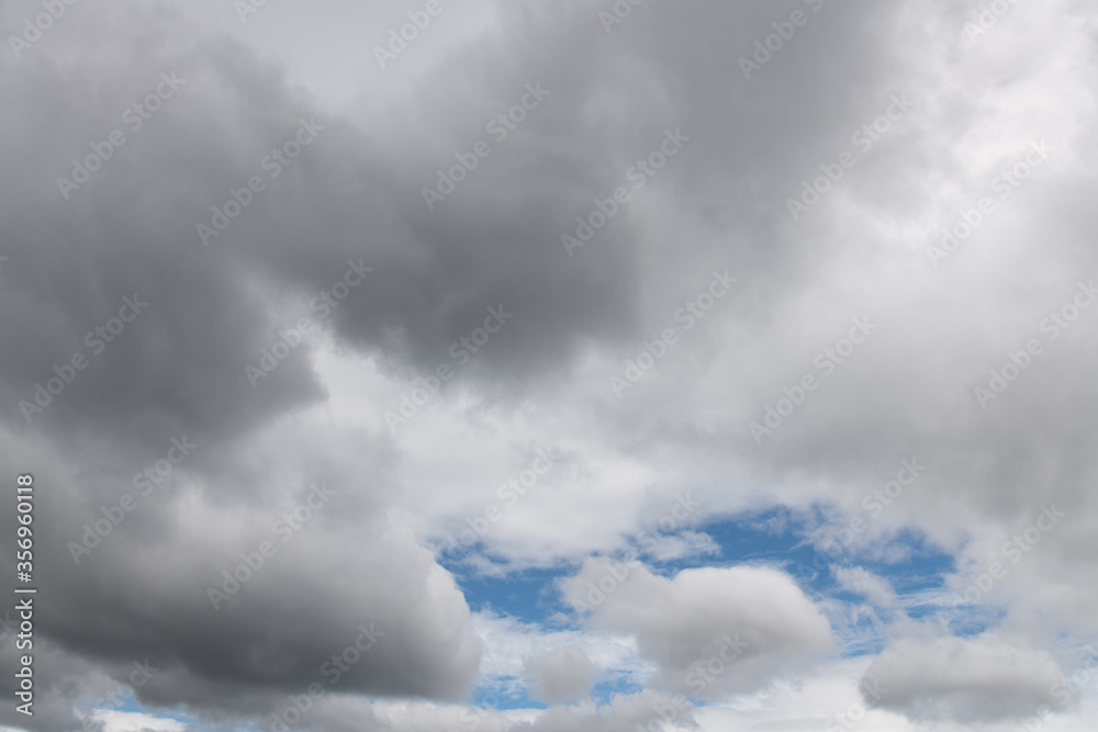 Obraz premium 雨雲と青空が混ざり合って