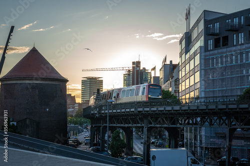 U3 auf dem Weg zu Baumwall im Sonnenuntergang