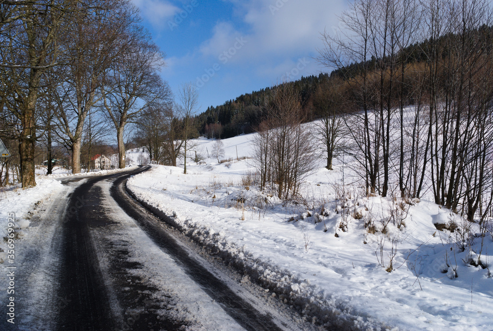 Obraz premium snow covered road