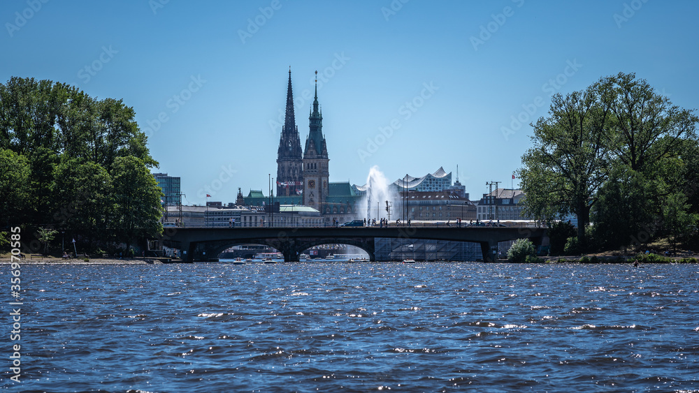 Fototapeta premium Kennedybrücke mit Alsterfontäne und Rathausturm, St.Nikolai und Elbphilharmonie