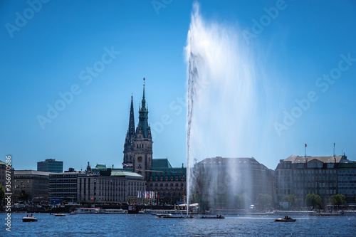 Fontäne der Binnanalster mit Stadtpanorama photo