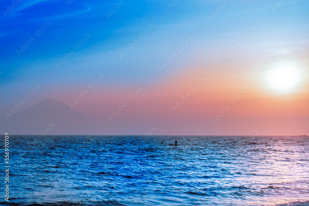 富士山と夕日、サンセットの海