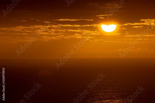Fototapeta Naklejka Na Ścianę i Meble -  Sonnenaufgang hinter Wolken