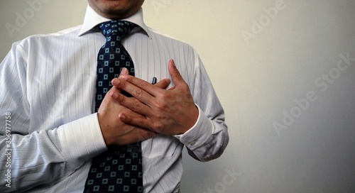 緊張する会社員のクローズアップ