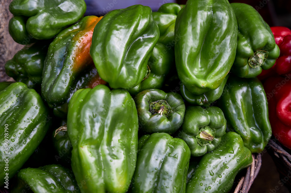 Caja con pimientos verdes en un mercado Caja con pimientos verdes en un mercado