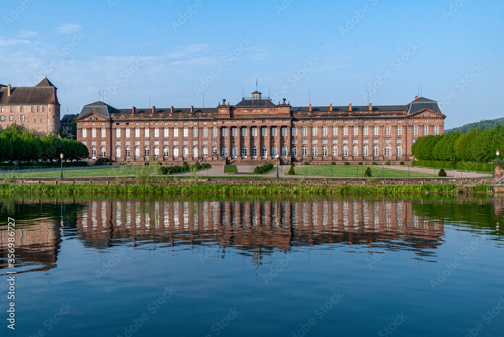 Fototapeta premium view of the palace and its reflection