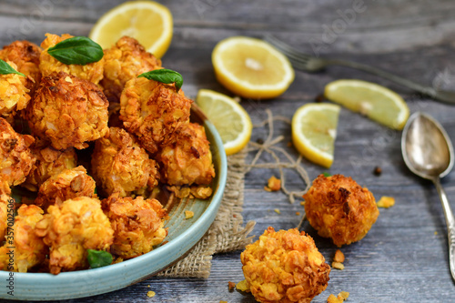  Deep fried chicken popcorn nuggets with sauce