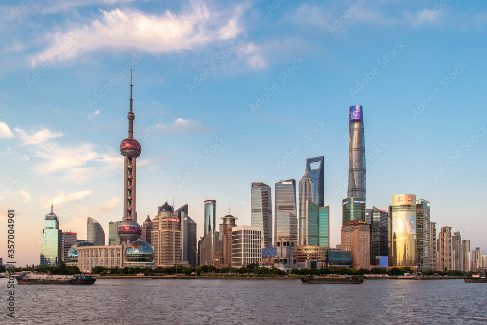 Obraz premium Shanghai skyline during golden hour with no pollution and low AQI.