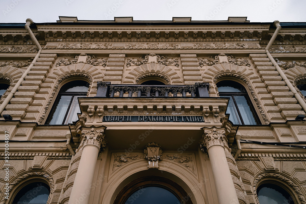 Obraz premium the facade of a building