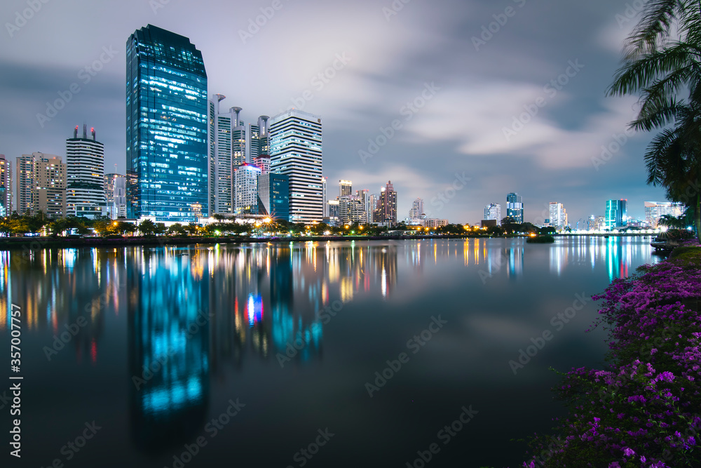 Fototapeta premium Night city skyline of Bangkok