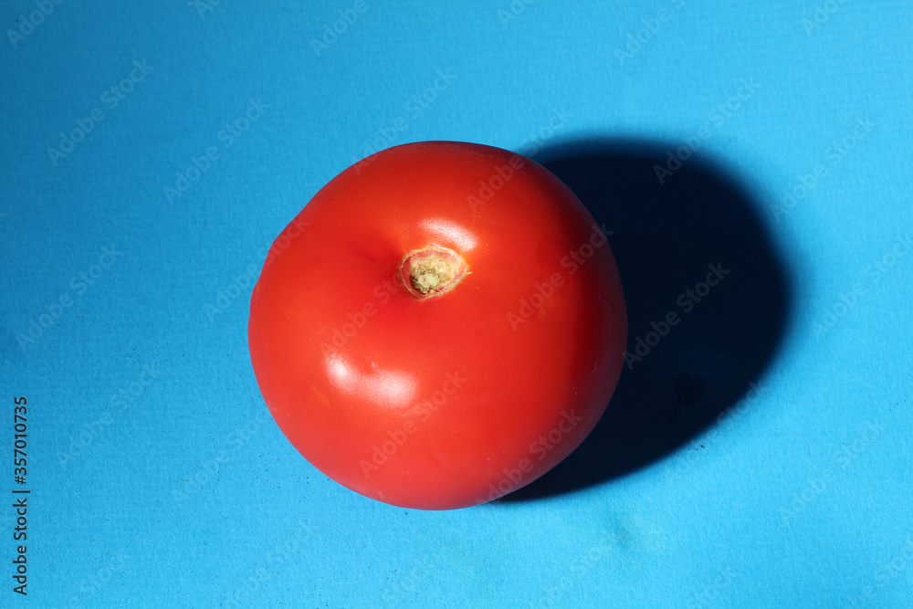 un gros plan d'une tomate ronde un gros plan d'une tomate ronde